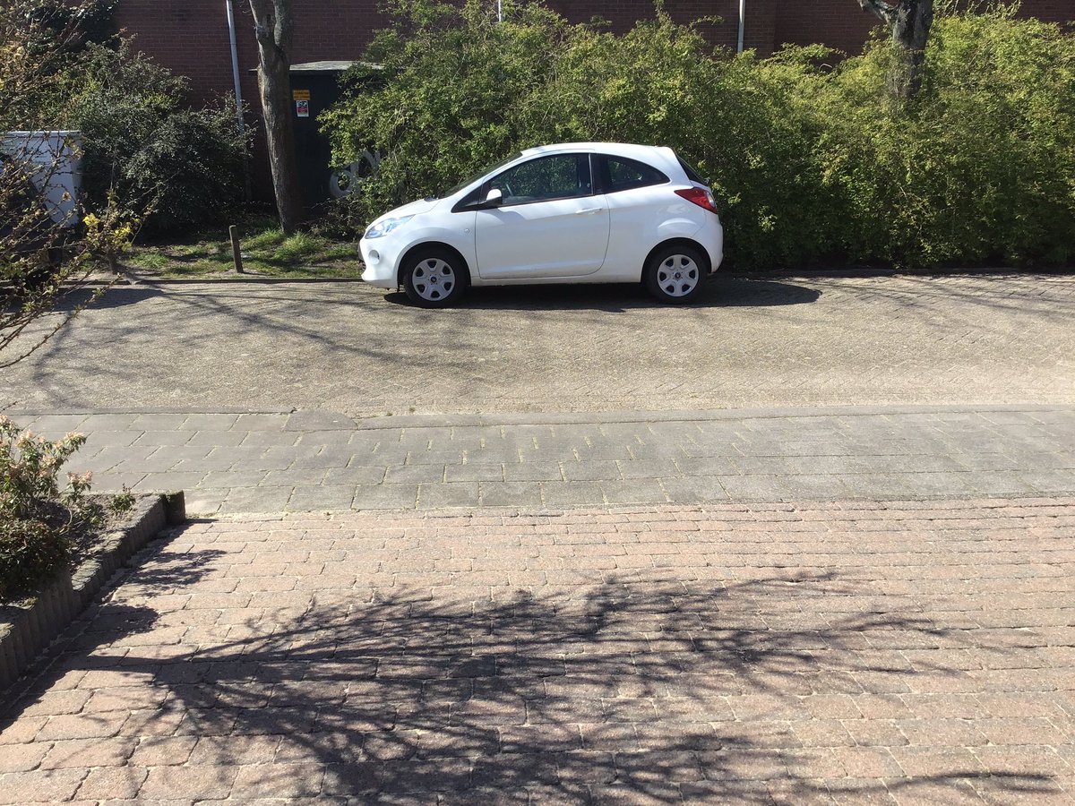 LiaBalemans's tweet photo. @wa_Halsteren , kan die auto voor uitrit bij Jankenberg 9 verwijderd worden. https://t.co/binSo7wrs5