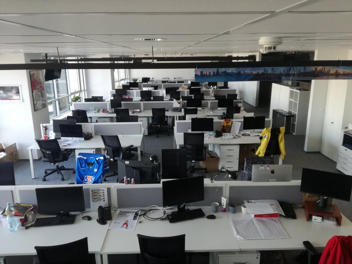 CezarayP's tweet photo. @JakubKieronczyk Tak wyglada teraz redakcja PS w dobie Home Office. Pewnie znajdziesz cos dla siebie :) https://t.co/fDIVcJBdao