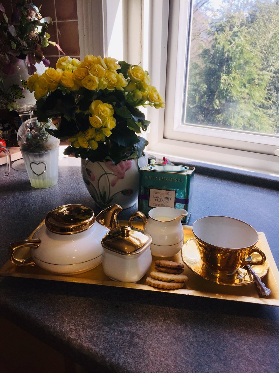Trying not to let my standards slip whilst in solo isolation.⁦<a href="/YorkshireTea/">Yorkshire Tea</a>⁩ channeling ⁦Hyacinth Bouquet