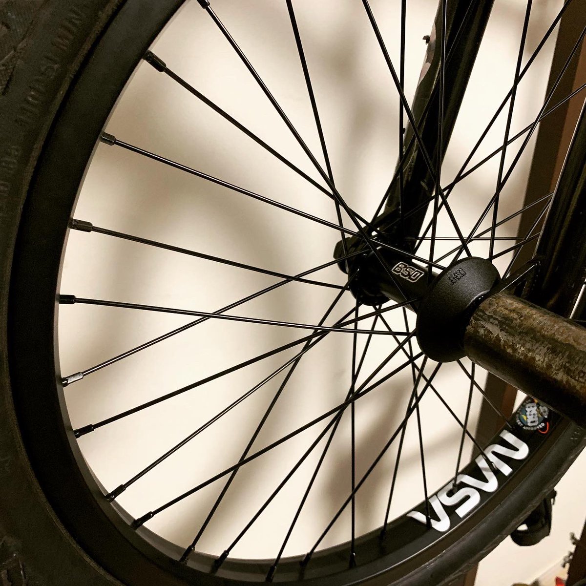 jykkbmx's tweet image. 好きなプロダクトを選んでホイールを組むのもいいですが、手っ取り早く交換するなら完組みホイール！BSDのフロントホイールはアフターマーケットを組み込んだプロ仕様！プッシュオンタイプのハブガードも手軽で即戦力！

jykkjapan.com/products/bmx-p…

#bsdforever #mind #frontwheel #jykkbmx #jykkjapan