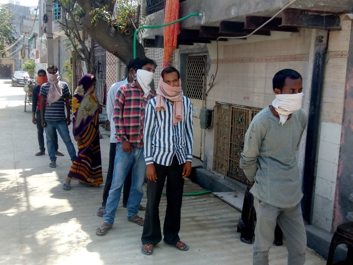 Lakshya_society's tweet photo. @ArvindKejriwal @msisodia
50 food grain packets distributed @goyladiary New Delhi aided by Tarun Singh, Anil Mahto, Harpuneet Gujral, Nirmal Verma & DK Prajapati
#foodforeach
#lakshyafordevelopment
#covid19india https://t.co/Om45wcD6v6