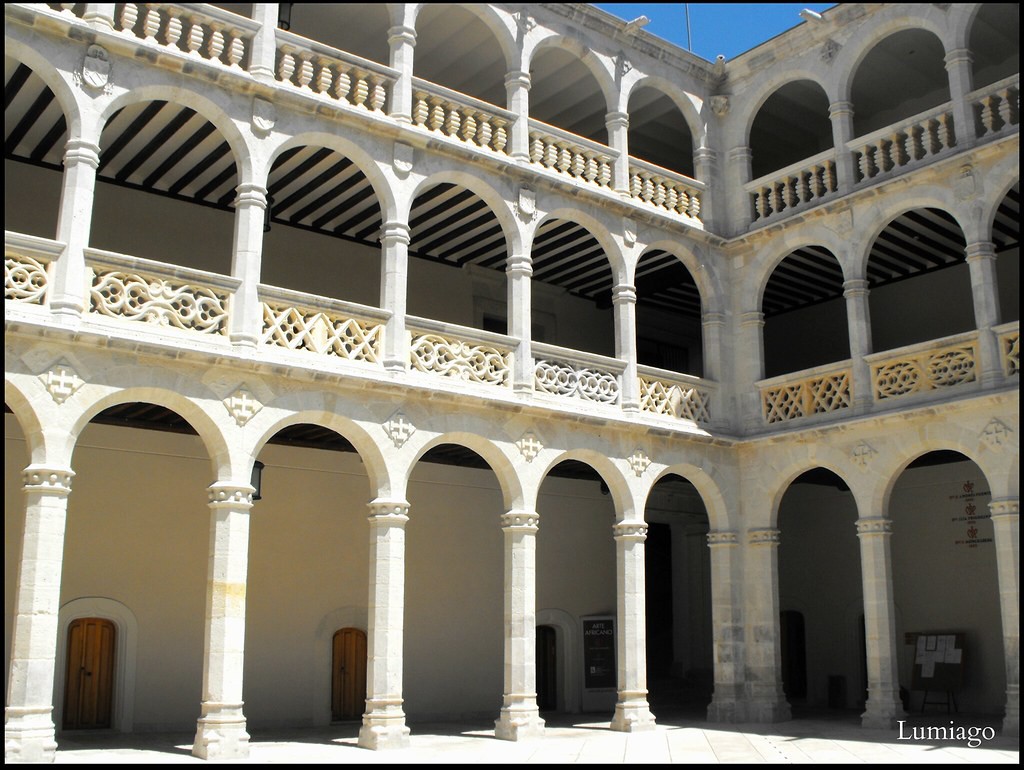 Lucix136's tweet photo. El palacio de Santa Cruz es la primera muestra de arte renacentista de España. Fue la sede del Colegio mayor de Santa Cruz y alberga una importante biblioteca. Esta labrado únicamente en piedra caliza. #DCSUVA #ELcolordemilocalidad https://t.co/EqQi4S7KGN