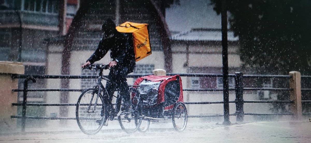 darrabali's tweet photo. Tremendo! Foto de @Borisalas realizada ayer martes en las calles de #Malaga para @DiarioSUR: #riders de Glovo bajo el aviso naranja y en estado de alarma por #coronavirus. Hay que tener poca humanidad para hacer pedidos a domicilio en esas condiciones 
https://t.co/7ThkRoWeg3… https://t.co/ui8fPWXfkx