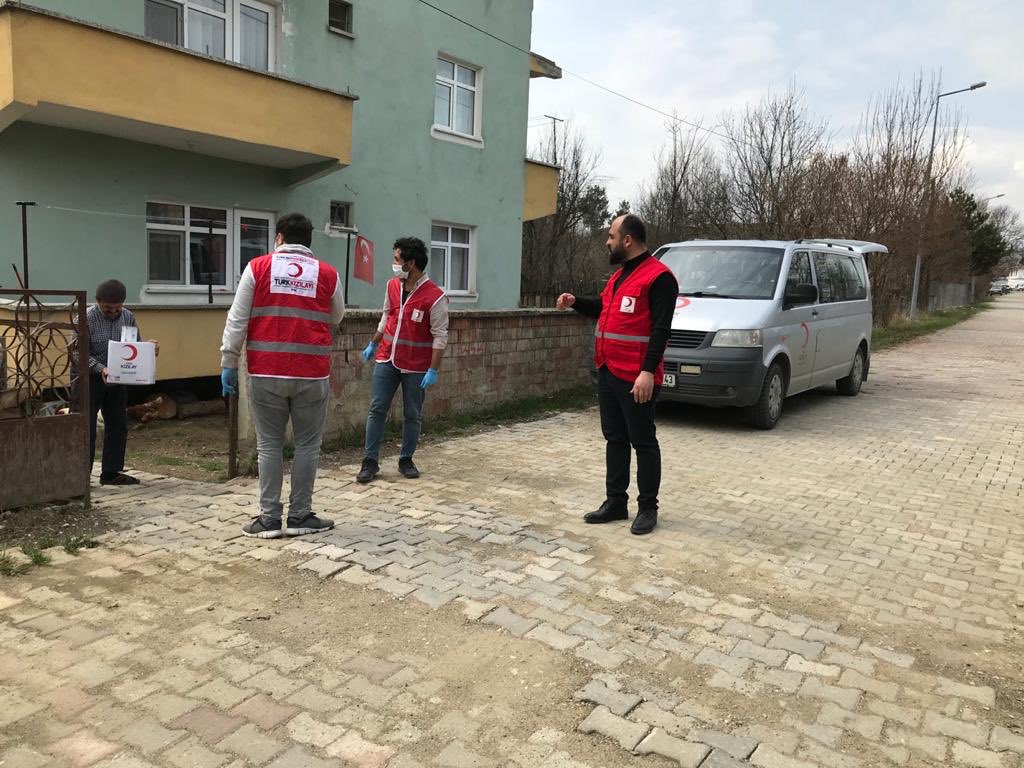 <a href="/drkerem/">Kerem Kınık</a> <a href="/genckizilay/">Genç Kızılay</a> Kapı kapı yardımlarımızı ulaştırmaya çalışıyoruz🌙 #iyikikızılay diyerek❤️