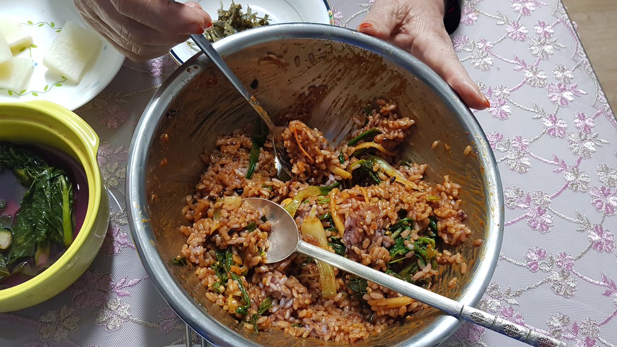 bestwest1967's tweet photo. 엄마랑 양푼비빔밥.

"엄마 시간 없어요. 언능 밥!"
풍암동 사거리 퇴근길 인사가는 길.
"워따 뭣헌다고 밥도 못 묵어야"
딸 밥 먹이는 일이 지상 최대 과제인 여든 둘 엄마의 한숨.
데운 밥에 봄나물 넣고 
고추장에 참기름 둬방울.
그런데...
목은 왜 이리 메이는지..
'엄마 아프지도 죽지도 마요..' https://t.co/ks6xGeyAGy