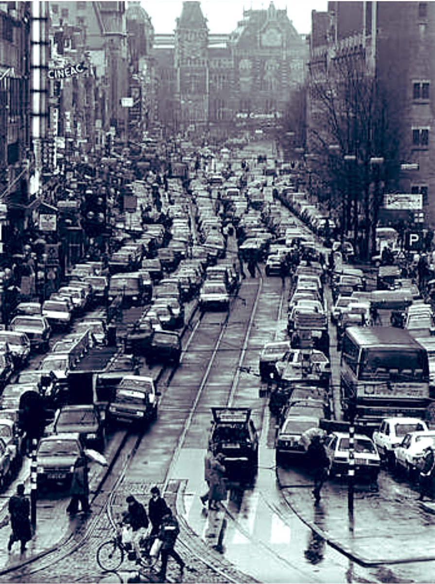 dirkjanjanssen's tweet photo. Amsterdam utilizó la crisis del petróleo de los años 70 como catalizador del cambio para convertirse en la ciudad ciclista que conocemos hoy.

¿Aceptará su ciudad la crisis de hoy como semilla para un cambio positivo?

(Damrak en Amsterdam antes y hoy en día, via @fietsprofessor) https://t.co/gtoEOKhNMf