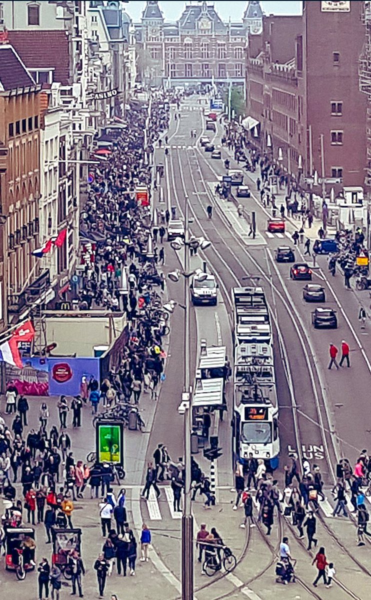 dirkjanjanssen's tweet photo. Amsterdam utilizó la crisis del petróleo de los años 70 como catalizador del cambio para convertirse en la ciudad ciclista que conocemos hoy.

¿Aceptará su ciudad la crisis de hoy como semilla para un cambio positivo?

(Damrak en Amsterdam antes y hoy en día, via @fietsprofessor) https://t.co/gtoEOKhNMf