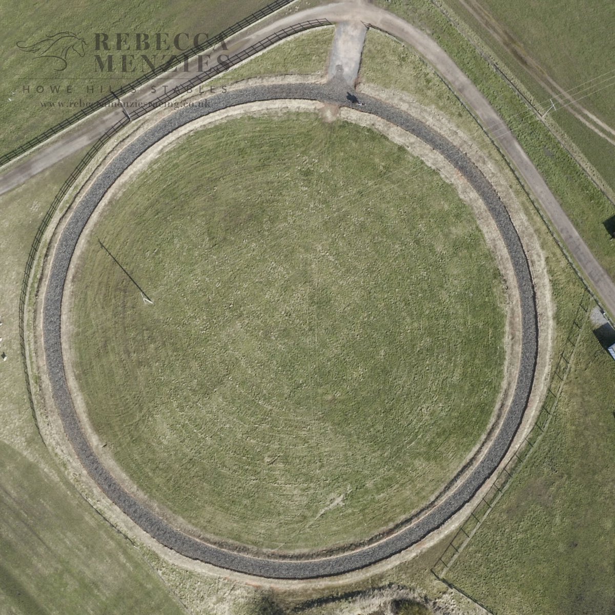RebeccaEMenzies's tweet photo. Slightly different angle showing one of our facilities this morning ! Our round gallop has been a great addition to the straight 1m2f AW since it’s construction last year - we have reconditioned the surface with G- tech fibre this year and it’s riding better than ever. #howehills https://t.co/yi85IDLbO6
