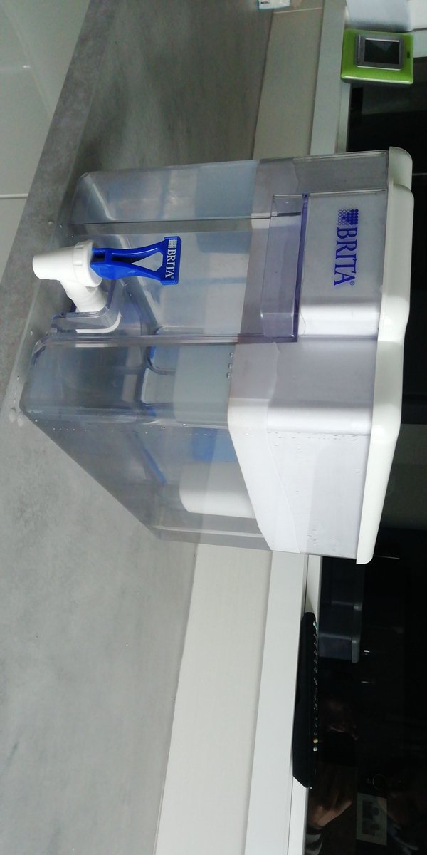 vallinlimpio's tweet photo. Esta máquina nos permite filtrar el #agua del grifo eliminando las impurezas que esta puede tener, es tan fácil como reñenarla con agua y esperar a que el filtro actúe eliminandolas.
De esta forma evitamos comprar agua embotellada y #reducimos nuestro consumo de #plástico. https://t.co/HWVt2MZTSM