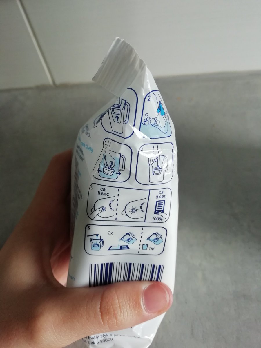 vallinlimpio's tweet photo. Esta máquina nos permite filtrar el #agua del grifo eliminando las impurezas que esta puede tener, es tan fácil como reñenarla con agua y esperar a que el filtro actúe eliminandolas.
De esta forma evitamos comprar agua embotellada y #reducimos nuestro consumo de #plástico. https://t.co/HWVt2MZTSM