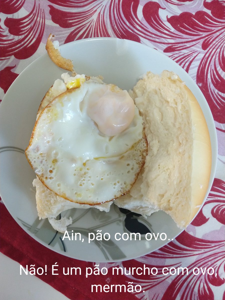 AlexandredaFiel's tweet photo. "Ain, pão com oviii".
Não! É pão murcho com ovo, mermão!
#celoko https://t.co/lc8FKsedYn
