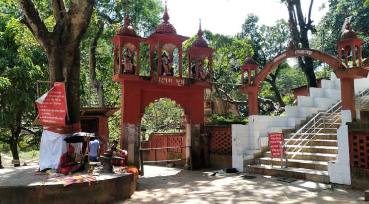 The Basishtha Ashram of Guwahati was founded by Risi VasishthaLegend says once Risi Vasishtha went to Kamarupa to worship godess Khamakya.When Narakasura tried to stop him to doing so, Rishi Vasishtha cursed him. @AskGopluPic-Bashistha Ashram,Guwahati.