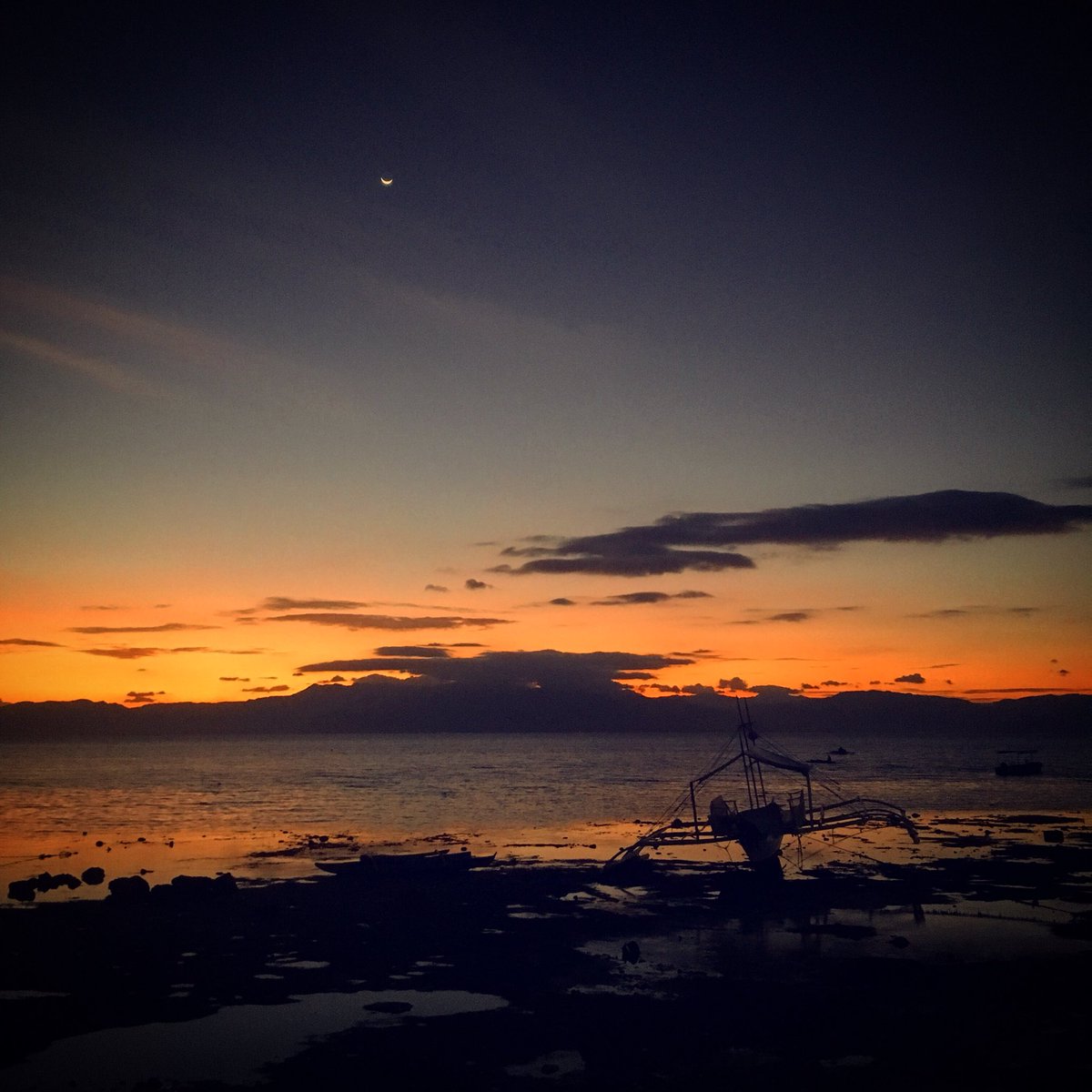 ElwellandBear's tweet photo. 🇵🇭Just a quick update to let people know I am currently holed up in lockdown in the Philippines until I can get an emergency flight home from the island I am on. We have had a few weeks at the beautiful beaches, but are now waiting to cut travels short and return home! #StaySafe https://t.co/TzHXCOgjBZ