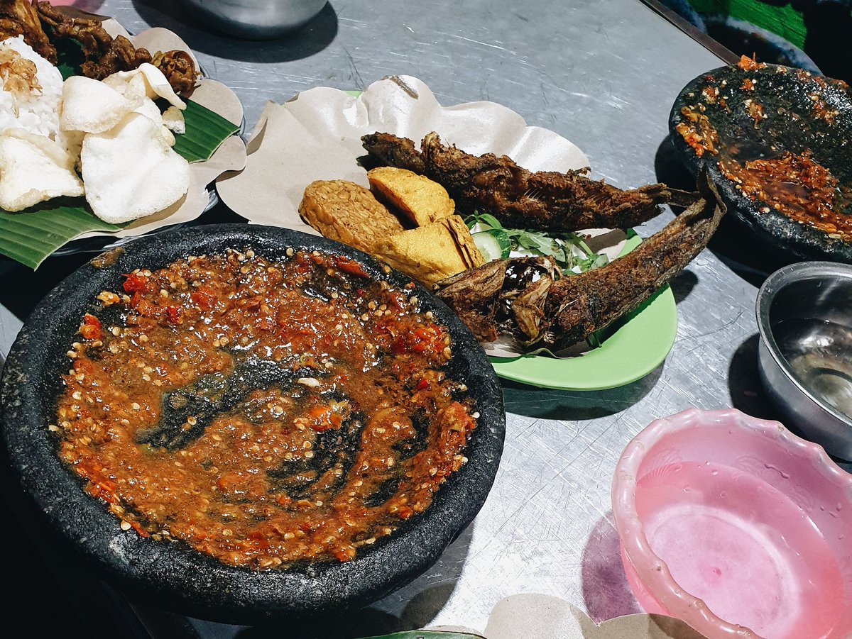 RAF2909's tweet photo. REKOMENDASI @GrabID FOOD
Sekitar Jakarta Selatan atau deket2nya, khususnya Kuningan (deket kosan &amp; kantor)

Hasil coba2 selama WFH karena gak bs masak. Yg dimasukin cuma yg menurut gw enak doang. 🤤 Jd, pas nemu yg enak, baru di-update. ✍

🍱 Sebuah utas https://t.co/ZnjhpbOpVi