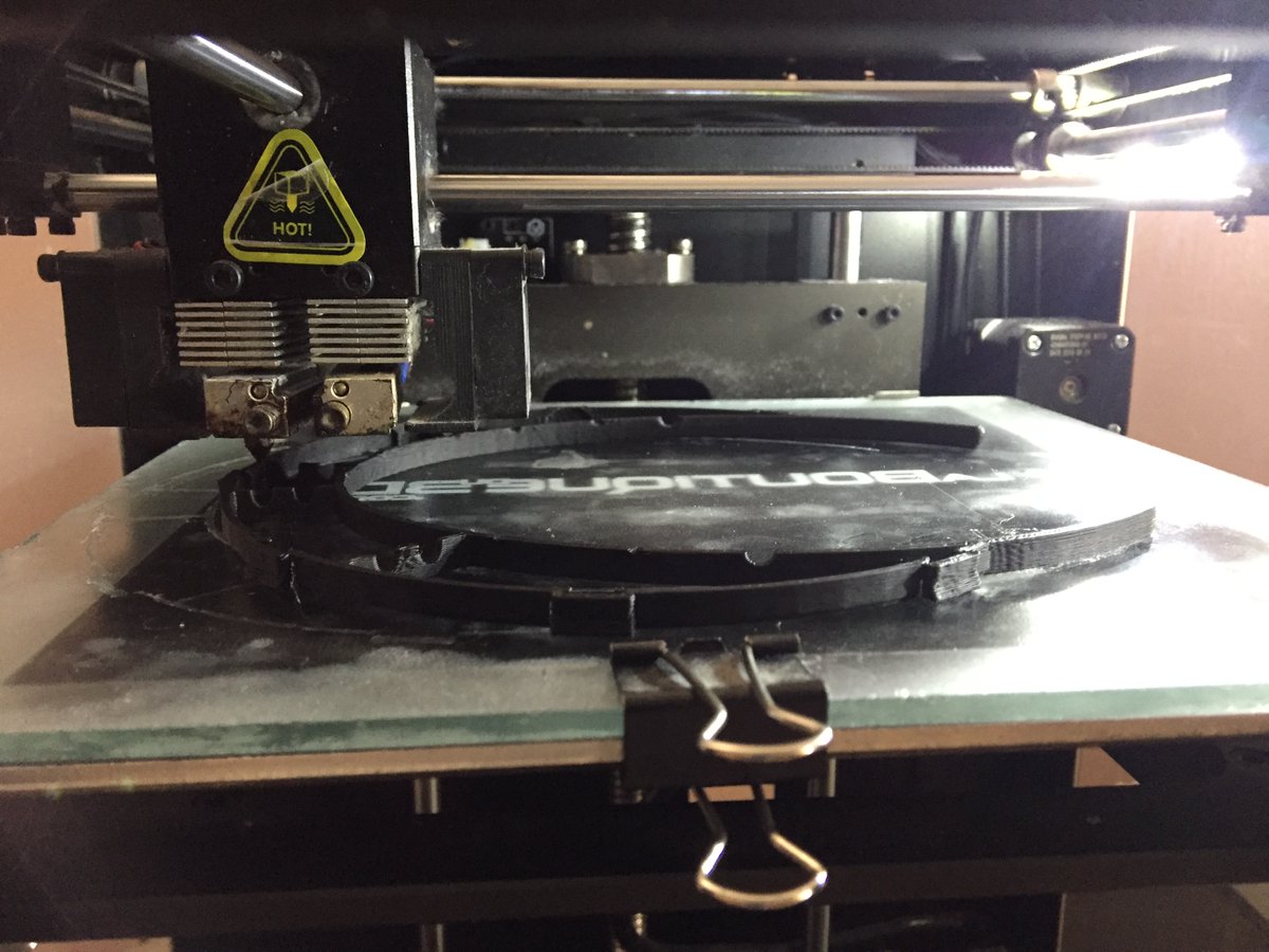 universitereims's tweet photo. Le FabLab de l’université @ei_sine réalise et offre des masques-écrans pour les personnels soignants ou exposés au COVID-19 @3DMORPHOZ @3dPlatinium @08metropole @GuillaumeGelle #UNIVCOVID19 https://t.co/Jcts6Q0O26 https://t.co/t42iEWyYWD