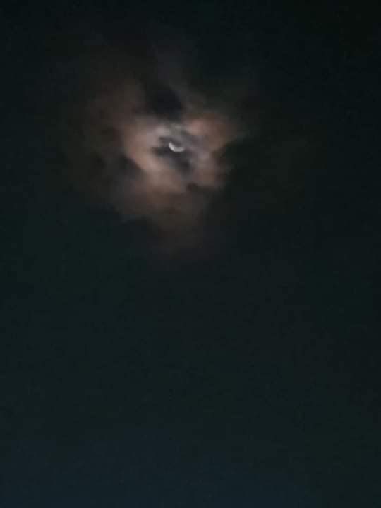 mhonividente's tweet photo. El Ángel caído . Luzbell.  Es la una Fotografía tomada el día 31 de Marzo. La luna alrededor de nubes fue tomada en el estado de Veracruz https://t.co/4olg7lyPB2