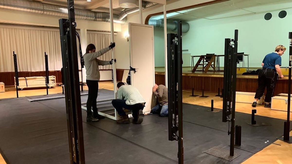 Bibu nyhetsbrev april - mailchi.mp/76e054d31d16/n… Om att ställa in och om skolan som spelplats, Teatercentrums programspår, som skulle ha genomförts på Bibu 2020. Bild från Månteaterns turnébygge.