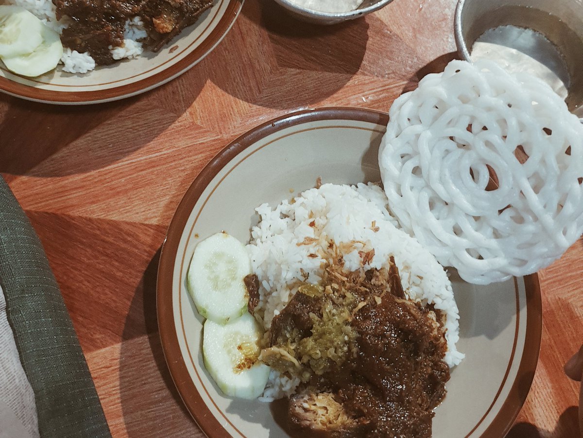 RAF2909's tweet photo. REKOMENDASI @GrabID FOOD
Sekitar Jakarta Selatan atau deket2nya, khususnya Kuningan (deket kosan &amp; kantor)

Hasil coba2 selama WFH karena gak bs masak. Yg dimasukin cuma yg menurut gw enak doang. 🤤 Jd, pas nemu yg enak, baru di-update. ✍

🍱 Sebuah utas https://t.co/ZnjhpbOpVi