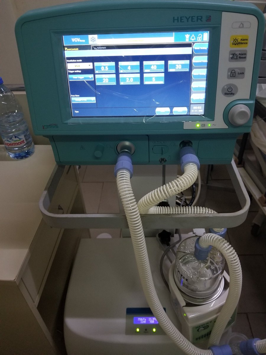 AnneNjom's tweet photo. Merci de ces 6 nouveaux respirateurs pour ventilation artificielle au Centre Hospitalier d'Essos@CNPS. Pole accueil et Chambre test du patient COVID confirmé implanté dans secteur dedié COVID-19 avec SAS habillage. Respirateurs paramétrés ....On préfère être prêt.... https://t.co/XNfkTWyrI3