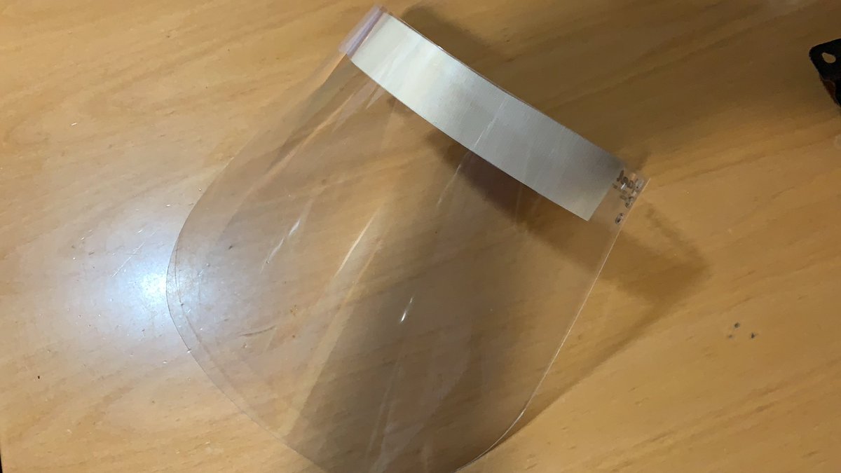 LiGriVi's tweet photo. Twitter.. necesito tu magia.

En mi ambulatorio (Provincia de Barcelona, Vallés Occidental ) necesitamos de estas pantallas protectoras, con 4 nos apañaríamos reutilizándolas. 
Si alguien tiene porfavor, mandadme un MD. 

Tipo la de la foto o similar.

Un millón de gracias.♥️ https://t.co/UEZgjqm55c