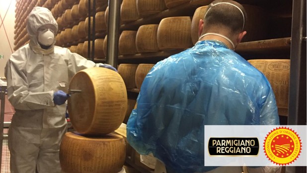 fqualivita's tweet photo. #SicurezzaDOP #GaranziaDOP
Anche il #ParmigianoReggiano garantisce #qualità e #sicurezza #DOP attraverso i procedimenti del Disciplinare di produzione e le regole HACCP, assicurando la sicurezza individuale di #lavoratori e #consumatori ➡️ https://t.co/tiKN2EVS8Z
#coronavirus https://t.co/7bdkiAT0tN