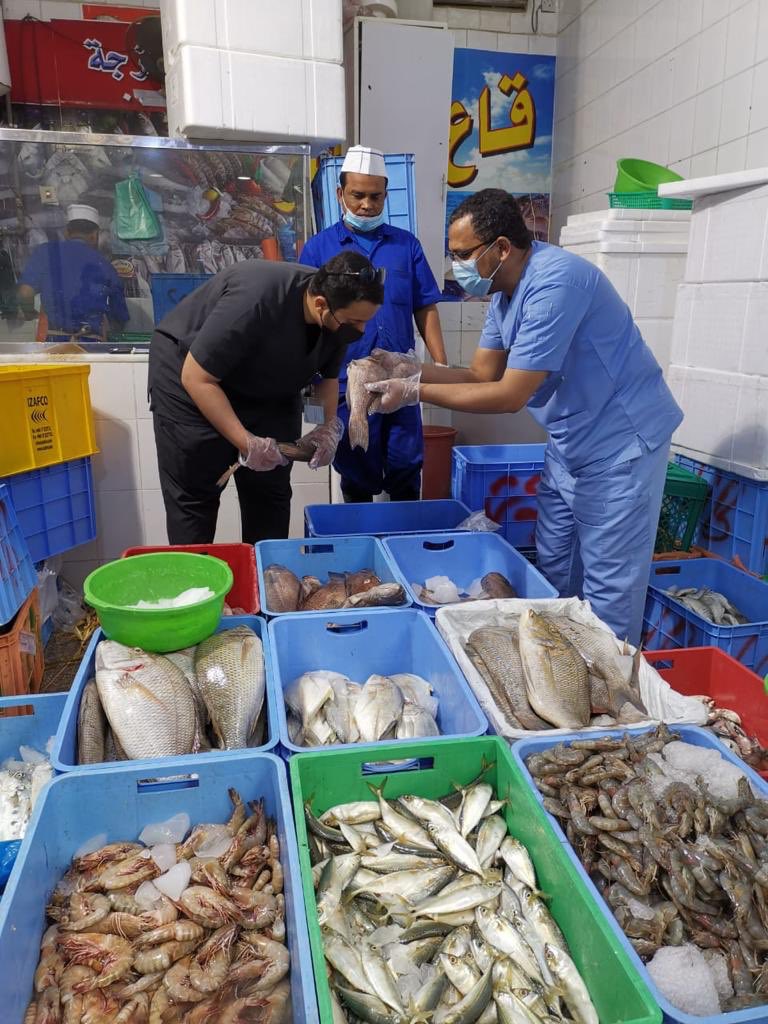 أمانة منطقة المدينة المنورة On Twitter الفرق الرقابية في أمانة المدينة تنفذ جولات على سوق السمك جرى خلالها ضبط أكثر من 30 كيلو غرام من الأسماك التي تظهر عليها علامات التلف والفساد واتلاف