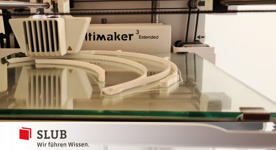 SLUBdresden's tweet photo. #SLUBMakerspace im Kampf gegen #Covid_19: Unsere 3D-Drucker sind auch als #SLUBHomies aktiv &amp; produzieren Halterungen für Gesichtsschutzmasken.
@DRESDEN_concept koordiniert die Auslieferung an Interessenten. https://t.co/IKTz8IXXdR #SLUBDigitalOnly https://t.co/2VdnNaHGL2