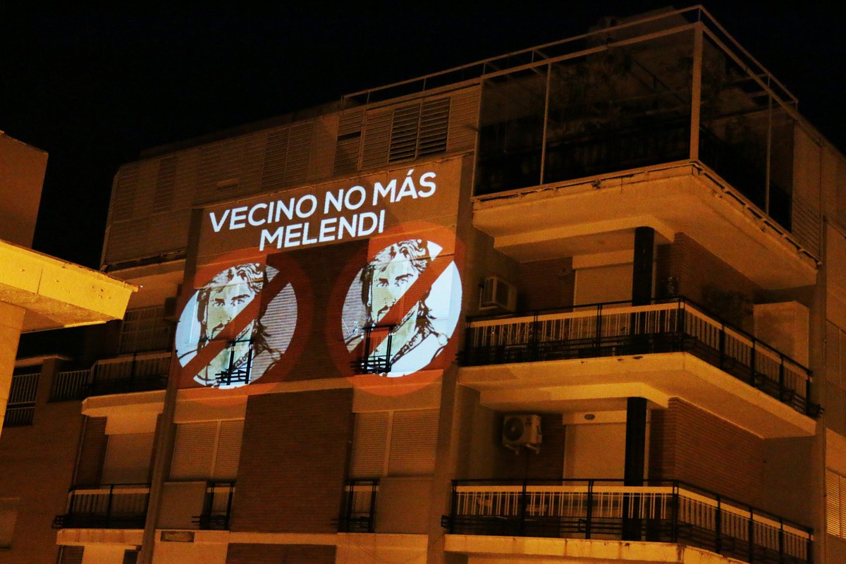 verde_reverde's tweet photo. Anoche nueva sesión de #covideomapping, con todo el cariño a @MelendiOficial. El problema es el vecino que elige la música que quiere el vecino que sea escuchada, ante todo somos sentimiento y tenemos personas... #videomapping #holavecino @holavecinos @vidamoderna @IgnatiusFarray https://t.co/jMH9Qtey7I