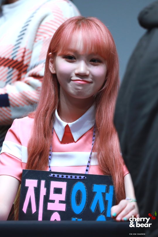 kkimyeonhee's tweet photo. #AprilFoolsDay
오늘 채원 사진 올려서 재밌어요 🥰
여러분도 예쁘게 봤으면 좋겠어요!  🙇‍♂️
채원 너무 예쁘니까! 😭❤️
피에스타 띵 곡 이에요! 🕺🎶

#울림 #김채원 #キム・チェウォン #아이즈원 #IZONE #야부키나코 #矢吹奈子 https://t.co/VhUBTYU5Mj