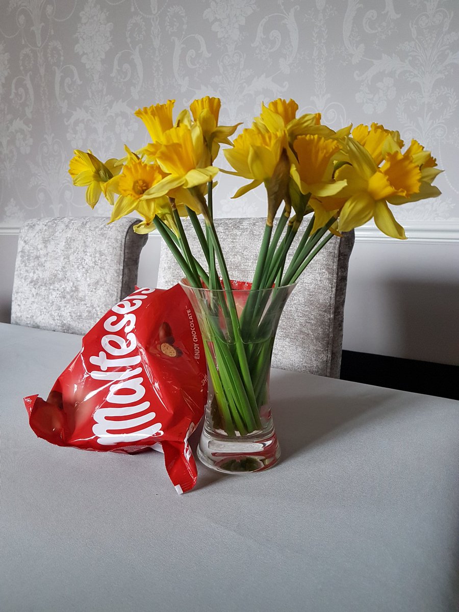 CleoAmanda's tweet photo. Just want to say thank you to @asda kettering for the gifts of chocs and flowers on my #nhshour shop and also a huge thank you to all your team in store! #keyworkers X https://t.co/McwM9yPajz