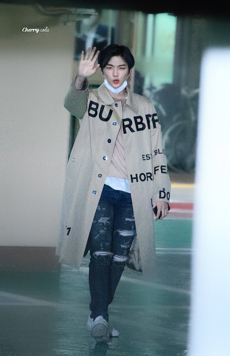 cherrycola_nw's tweet photo. 200401 다니엘 진짜 오랜만이다🥺🥺🥺 너무 멀고 어두워서 다니엘 본게 거짓말 같앗지만😭 다니엘이다 다니엘🤧👏💖

#강다니엘 #다니엘 #KANGDANIEL #DANIEL https://t.co/3wfrpfD536