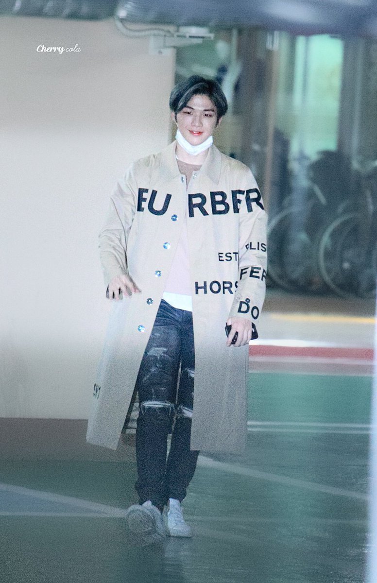 cherrycola_nw's tweet photo. 200401 다니엘 진짜 오랜만이다🥺🥺🥺 너무 멀고 어두워서 다니엘 본게 거짓말 같앗지만😭 다니엘이다 다니엘🤧👏💖

#강다니엘 #다니엘 #KANGDANIEL #DANIEL https://t.co/3wfrpfD536