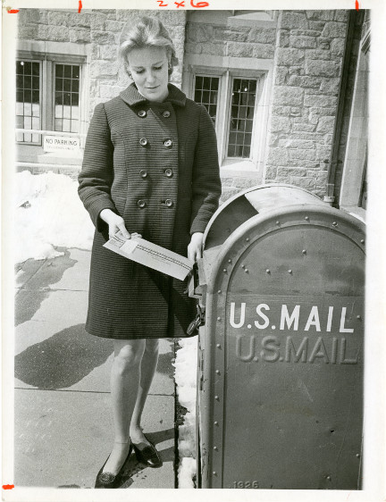 Today is #NationalCensusDay; be counted! 

"Census Day: Like Americans throughout the country today, Mrs. Adam Prasuhn is mailing her U.S. Census questionnaire. Mrs. Prasuhn is librarian at #Hartford Seminary Foundation." ( (📷 Einar Chindmark, Hartford Times)
#census2020