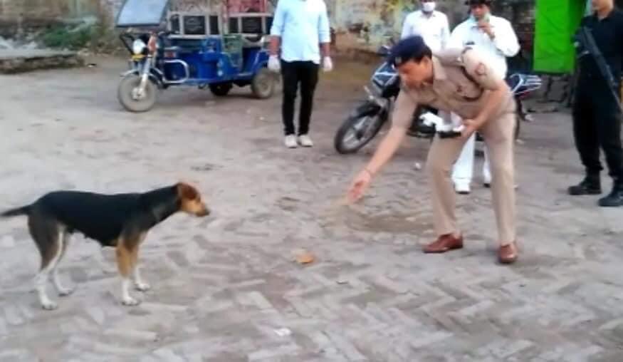 upcopsachin's tweet photo. आप घर बैठे हैं, क्या आप बैठे-2 हमारे साथियों के लिए #ThankYouPolice लिख सकते हैं?

यदि सहमत हैं तो RT करने के बाद लिखिए #ThankYouPolice !
आप चाहें तो इसे Copy-Paste भी कर सकते हैं।
याद रहे #ThankYouPolice ! https://t.co/c2iSp9VLr3