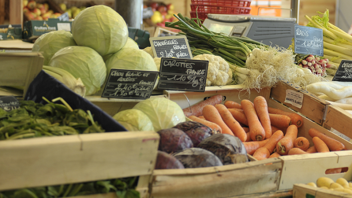 villedelyon's tweet photo. 🍐🍎🥔 De nouvelles initiatives sont proposées par la ville cette semaine pour permettre à nos producteurs d’alimenter les Lyonnais et de venir distribuer leurs produits frais issus de notre région. https://t.co/DwfP0ZQDX2 https://t.co/HxGqsER2Wu