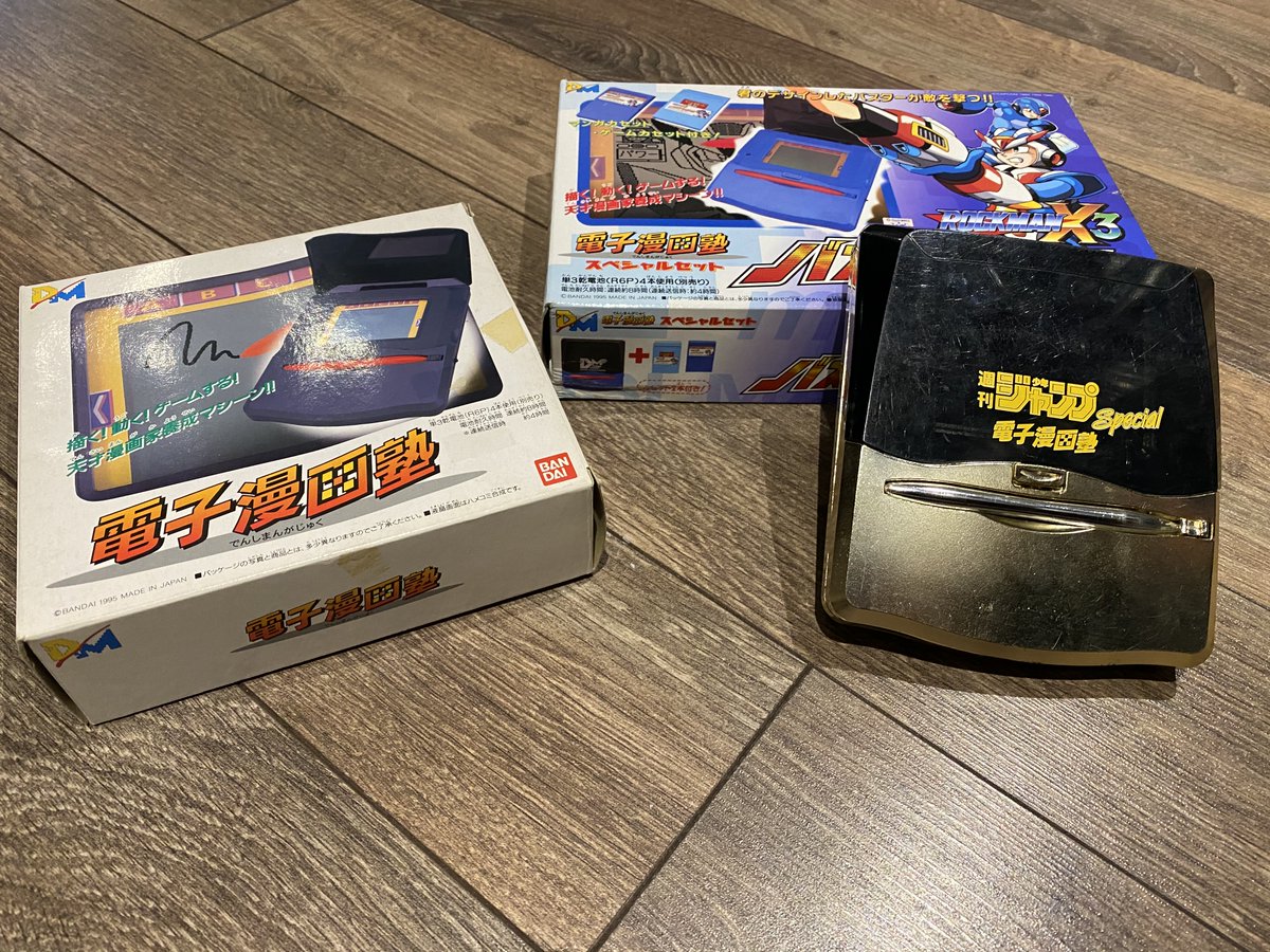 VideoKraken's tweet photo. In the last of the 4 game cartridges spot of the #SmallestFullSet series we have the Design Master Denshi Mangajuku by Bandai (1995). This hybrid between a drawing tablet and a video game console have more edition of the console (5) than games (4) including a Mega-Man one. https://t.co/IahUPDyOEf