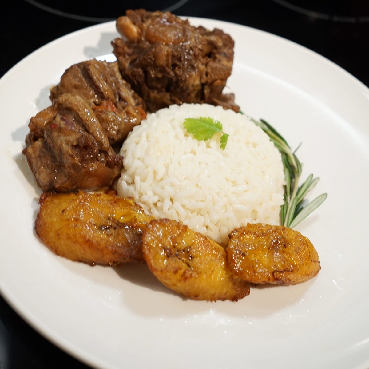 iamwillshuler's tweet photo. Oxtails and coconut rice served with baked plantains π―π²π―π² #ChefWill https://t.co/9IzWOoW2f6