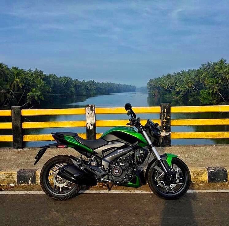 bajajturkiye's tweet photo. Yeniden tasarlanan aynalar, estetik görünüm sağlayan yeni yan sehpa tasarımı ile Dominar 400UG size daha kaslı bir görünüm sunuyor.
Modeli yakından incelemek için --> https://t.co/zTUe1y6JDR adresini ziyaret ediniz.
#bajaj #bajajmotorturkiye #400ug #dominar https://t.co/HVaMfpOd5Q