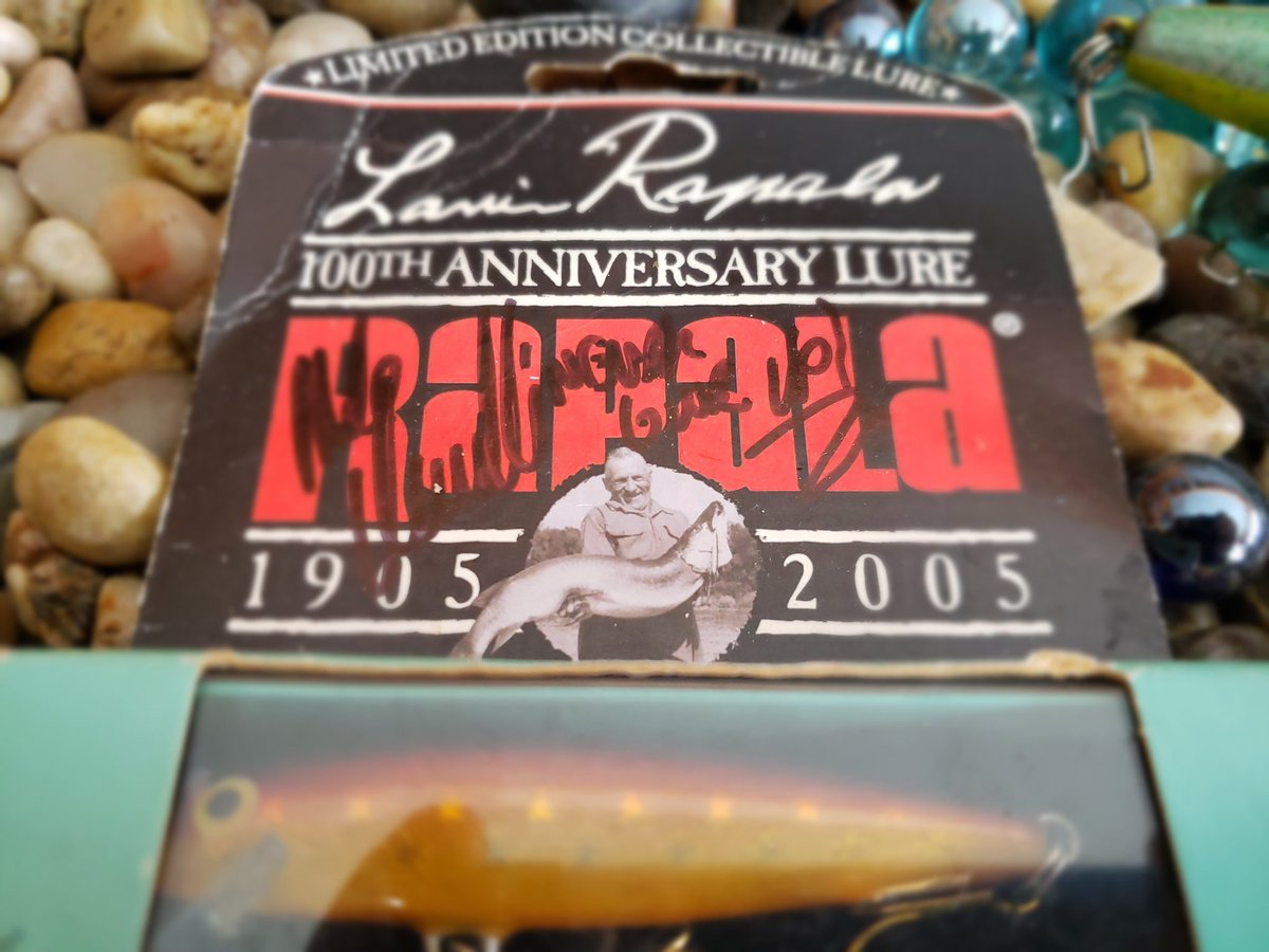 Can you see who signed this in 2014? 
I'll give you a clue 'Never Give Up!'

Thank you @mike_Iaconelli for the great time you gave my family at the 2014 AOY in Escanaba, Mi. One you probably want to forget #windy #giantwaves #oneofakind