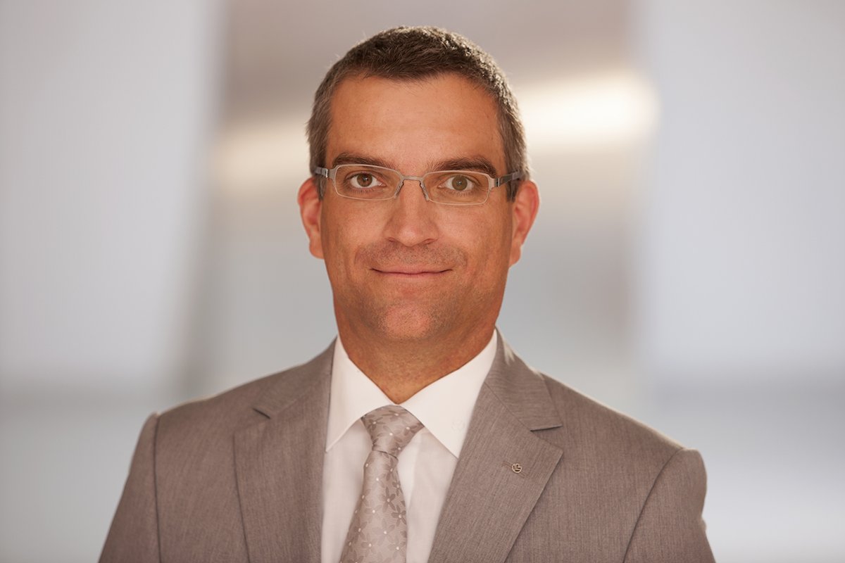 Rund 1,2 Millionen Menschen gehen täglich in Kleidung von MEWA zur Arbeit. Warum sie sich auf die hygiene-zertifizierten Waschverfahren von #MEWAtm verlassen können, im Fachinterview mit Matthias Zoch:  «Mikrobiologisch unbedenklich angezogen» mewa.tm/345ZhE3.