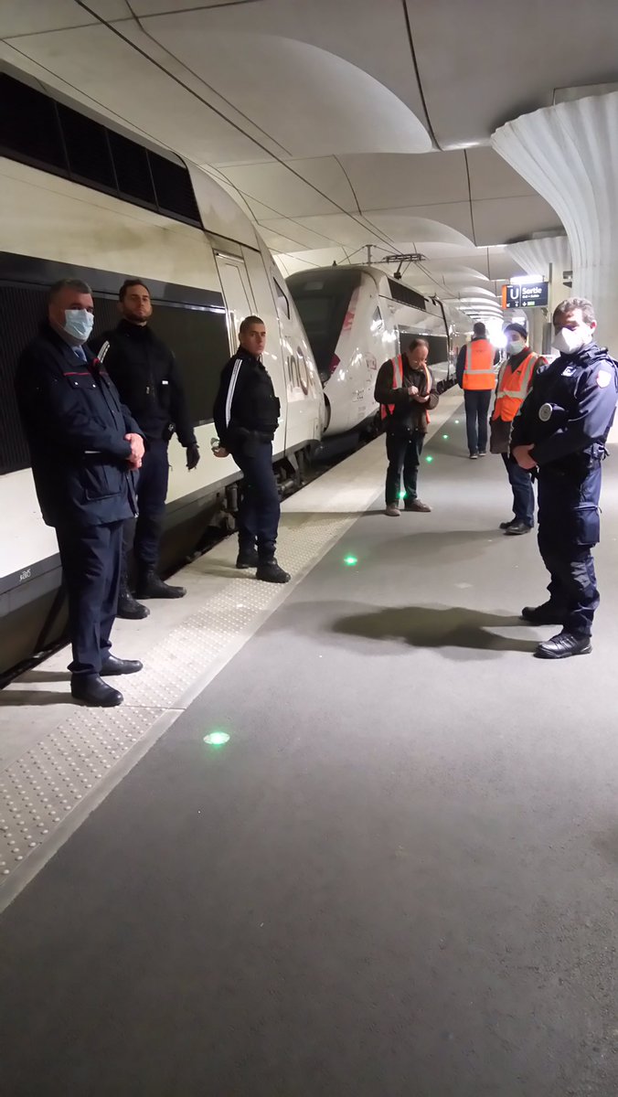 Les #TGV médicalisés vers la Bretagne sont partis de la gare Paris-Austerlitz. À leurs bords, 36 malades du #COVIDー19. 
Merci <a href="/MartinHirsch/">Martin Hirsch</a> de votre reconnaissance envers nos agents, c’est une grande fierté pour le <a href="/GroupeSNCF/">Groupe SNCF</a> que de participer à cette solidarité territoriale.