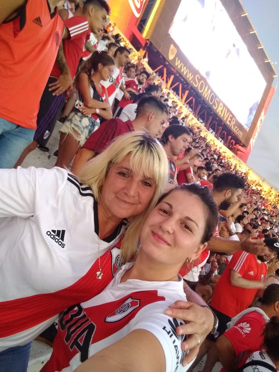 ximecarp14's tweet photo. @RiverPlate @elgraficoweb Con mi amiga!!! https://t.co/qRA6Dkpxlf