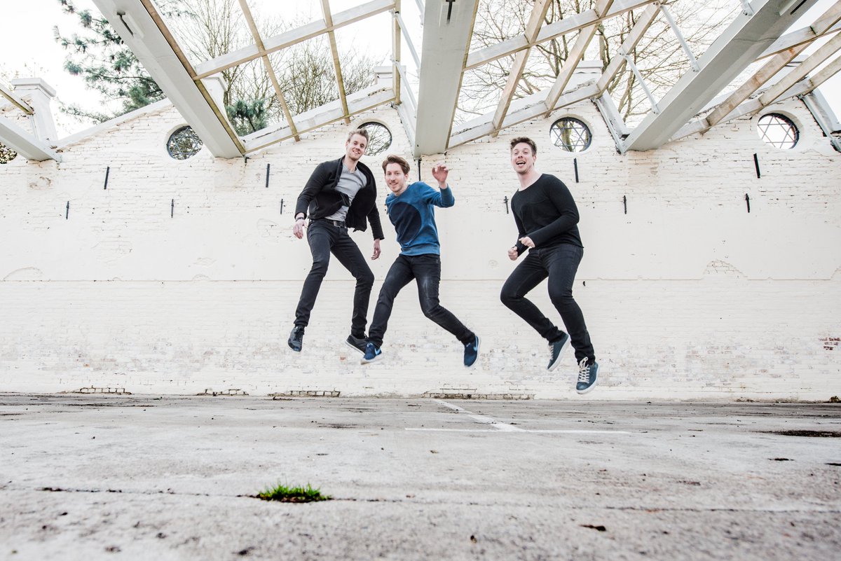 Momentje hoor... voor het eerst in de middag gedraaid worden op de landelijke radio (op DAB+)! <a href="/JasperLeijdens/">Jasper Leijdens</a> <a href="/KINKpuntnl/">KINK</a> dit is echt het beste afscheid dat je een band kan geven. Zo waanzinnig veel dank voor de support. Fuck. Mooi dit!