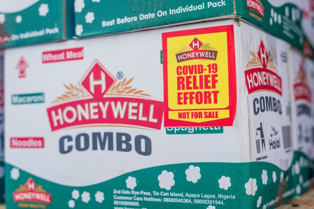 HFMNoodles's tweet photo. In line with one of our core values, “responsibility beyond ourselves” and as promised, on Friday 27th March, Alan Palmer, CEO Foods @TheHoneywellGrp delivered the first consignment of our contribution to the Lagos State Emergency Food Response. https://t.co/BQFg4I124V