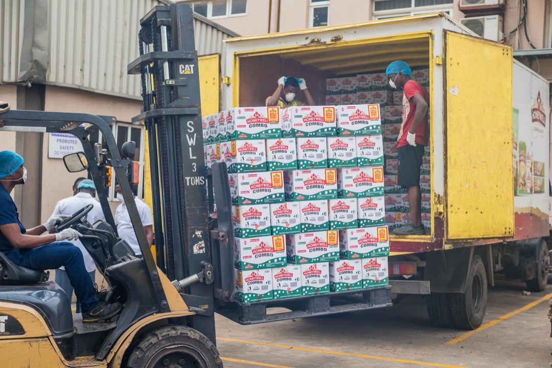 HFMNoodles's tweet photo. In line with one of our core values, “responsibility beyond ourselves” and as promised, on Friday 27th March, Alan Palmer, CEO Foods @TheHoneywellGrp delivered the first consignment of our contribution to the Lagos State Emergency Food Response. https://t.co/BQFg4I124V