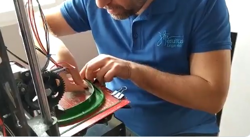 fp_empresa's tweet photo. @IESAnaLuisa Los profesores del @jesuitasrioja se han unido a la red de colaboración de los centros de #FP en el proyecto de fabricación de pantallas de protección para el personal sanitario con impresora 3D  #EsteVirusLoParamosUnidos #FPSolidaria https://t.co/aqTMtefDd1