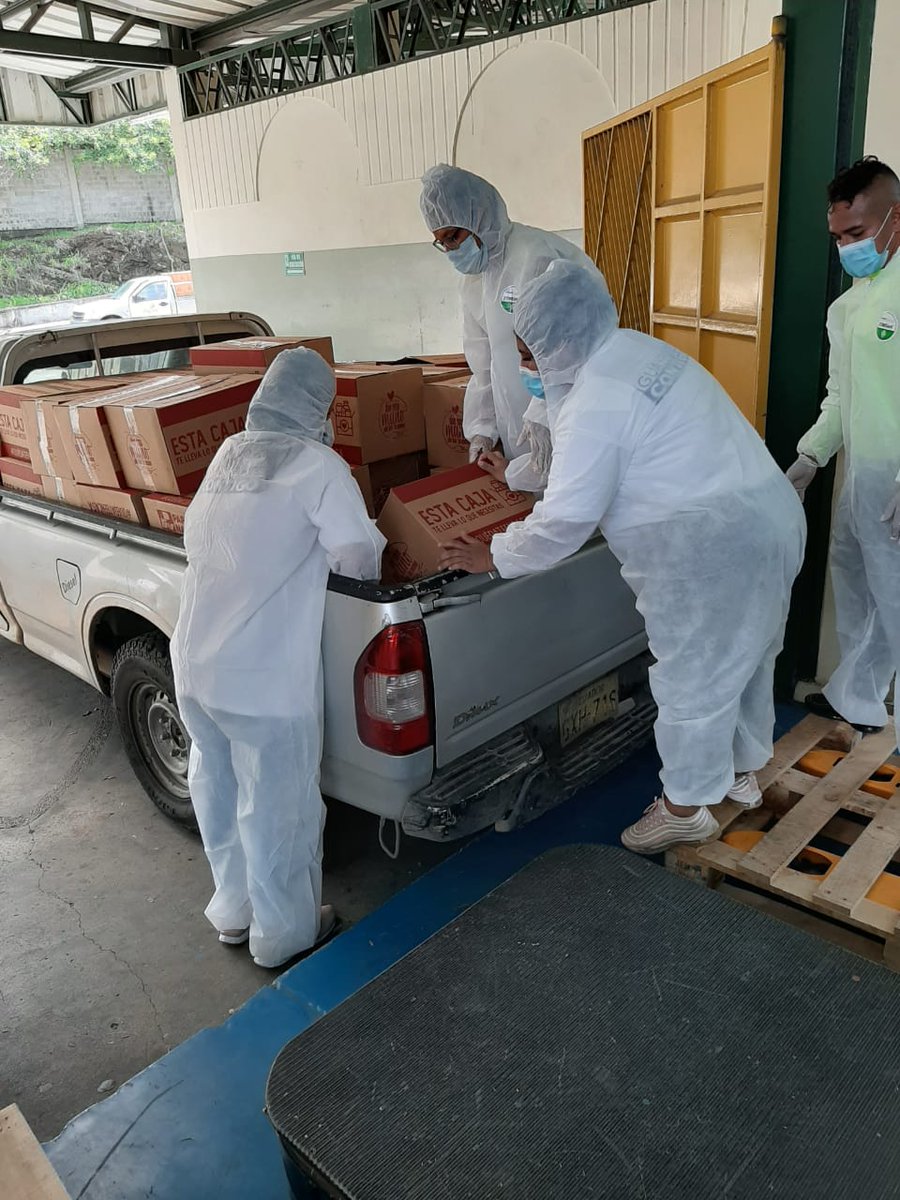 torerasalsera's tweet photo. @CLMoralesB Gobierno del Guayas y su EQUIPO VOLUNTARIO apoyando en esta labor de entrega de kits de alimentos para nuestros hermanos Guayasenses

Lcd. Carlos Luis Morales - PREFECTO https://t.co/nV8ivwJutS