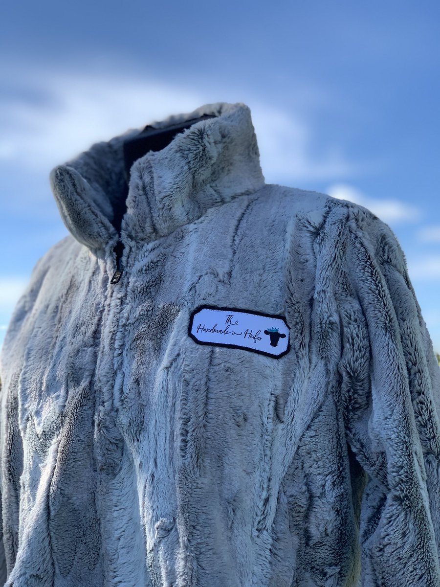 handmadeheifer's tweet photo. We have a few ready-to-ship pullovers still available! 😱😁

Very limited quantities so RUN🏃🏻‍♀️ RUN🏃🏻‍♀️ RUN

Silver Fox |https://t.co/IYOxwVUejd  
Tie Dye Rosette |https://t.co/dTS0CeKCKa  
Lynx |https://t.co/YAEVEQy9Rx
Red Fox |https://t.co/VHtP2J5VNe  
Fawn |https://t.co/CLTwoEgV4a https://t.co/PouA6KOYQL