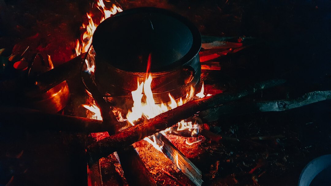 i_am_tito_m's tweet photo. #21DayPhotoChallengeSA
Day 06: Smartphone Photo
It was a cool winterโs night in Thononda, Venda. Funeral night vigil ... cooking vigil.
#fire #thepots https://t.co/OWQzh1Ol0p