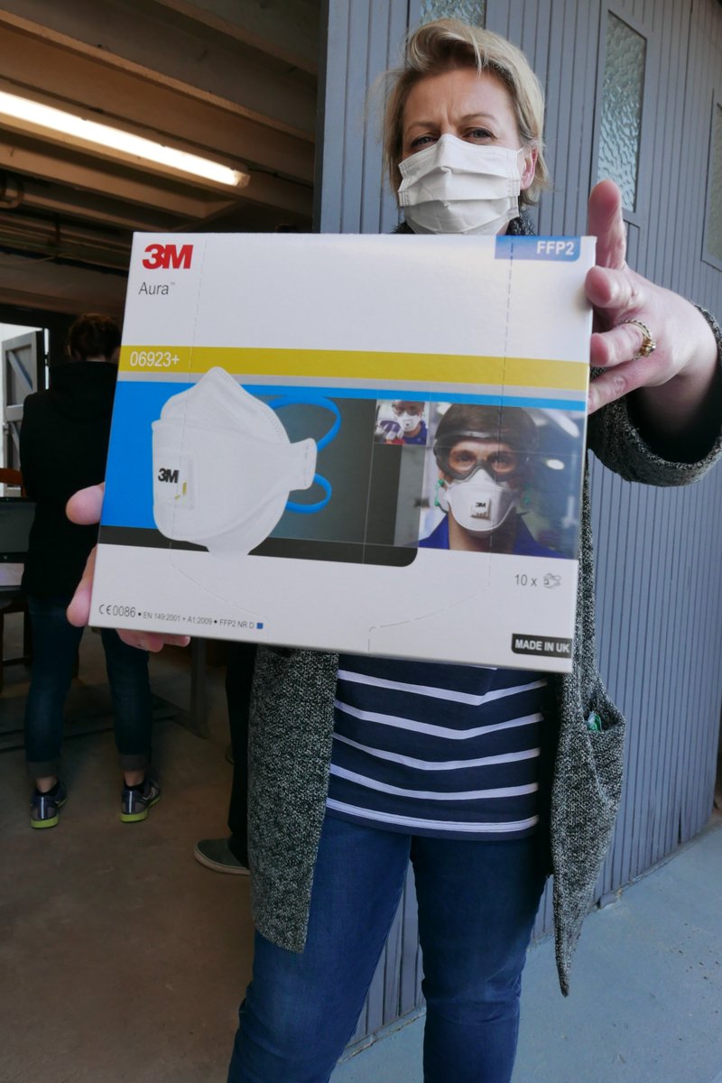 GrandArras's tweet photo. Vous êtes généreux 💟3400 masques, 8600 gants, 100 flacons de gel hydroalcoolique, 1200 charlottes, 400 sur chaussures, 100 combinaisons, 9 sur lunettes sont distribués aujd à des infirmiers libéraux. 
La collecte continue avec @VilleArras : solidarite.grandarras@cu-arras.org. https://t.co/YQNdCMwGRn